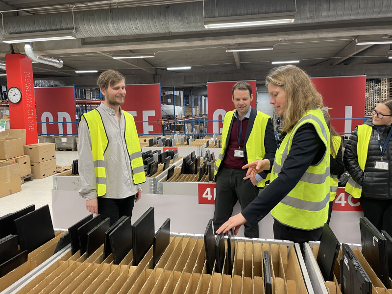 Centerpartiet besöker Inrego - här i bild med Inregos hållbarhetschef i produktionen.